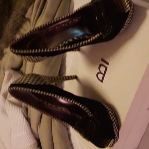 Classic Bakers shoe...blk/white 5 in heels